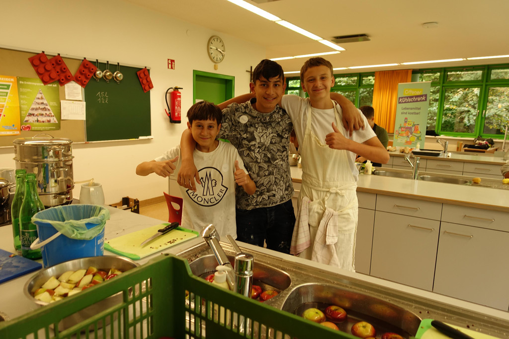 MS Markt_3b_Jungs_beim___pfel_verarbeiten.JPG