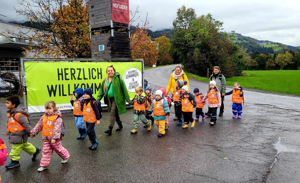 Prinz OBSTHOF F__hrung mit Kindergarten Dorf 10-10-2024 _2_.jpg
