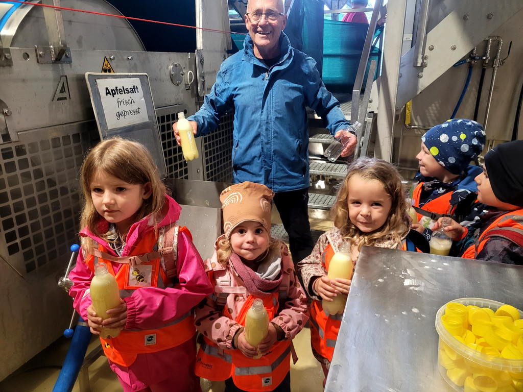 Prinz OBSTHOF F__hrung mit Kindergarten Dorf 10-10-2024 _16_.jpg