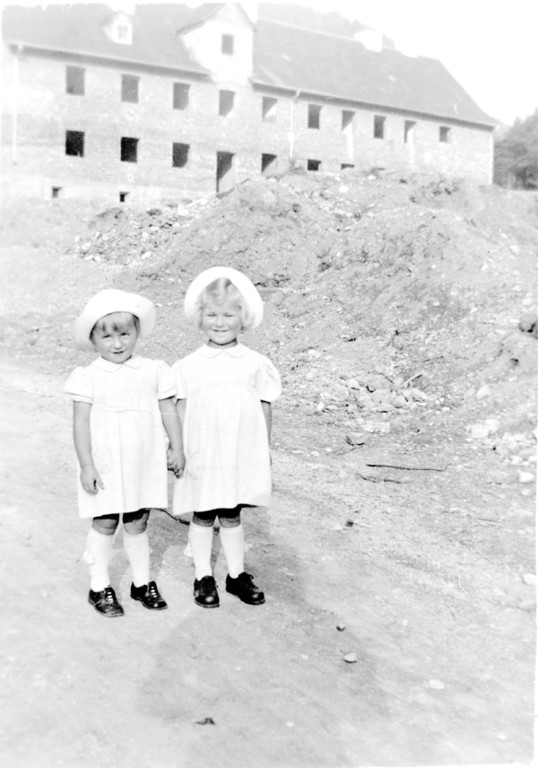 10 Aug 1942 vor dem Haus Meranterstrasse 1 in der S__dtiroler Siedlung   2n.jpg