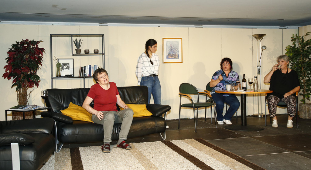Theatergruppe_Ma__der_DREIERPACK_042.jpg