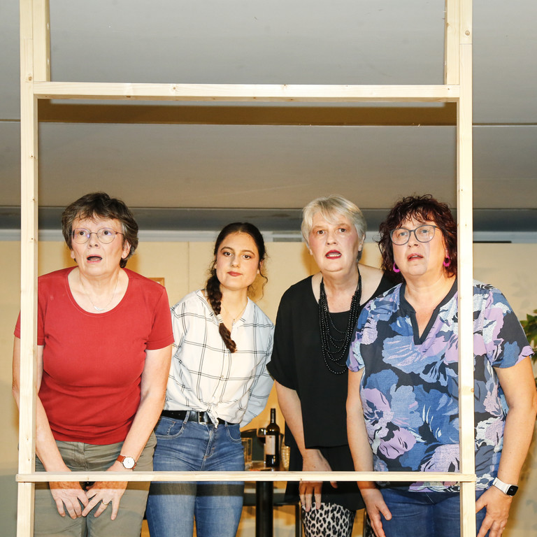 Theatergruppe_Ma__der_DREIERPACK_060.jpg