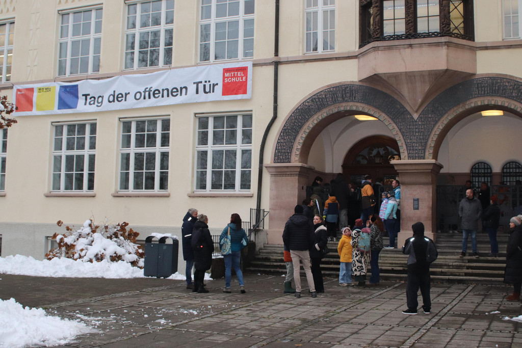 Foto 1 - Gro__er Andrang beim Tag der Offenen T__re.JPG