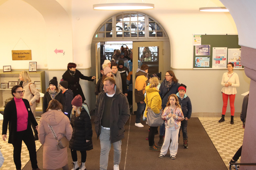 Foto 2 - Viele Besucher in der Musik-Mittelschule Bregenz-Stadt.JPG
