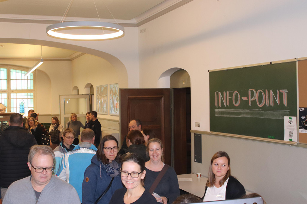 Foto 10 - Am Infopoint wurden Fragen beantwortet.JPG