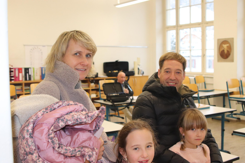 Foto 12 - Diese Familie schaut sich interessiert die Schule an.JPG