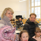 Foto 12 - Diese Familie schaut sich interessiert die Schule an.JPG