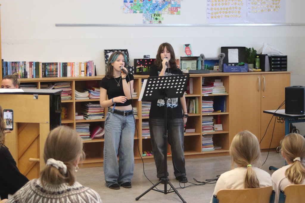 Foto 12 - Junges Popduo beim Live-Auftritt.JPG