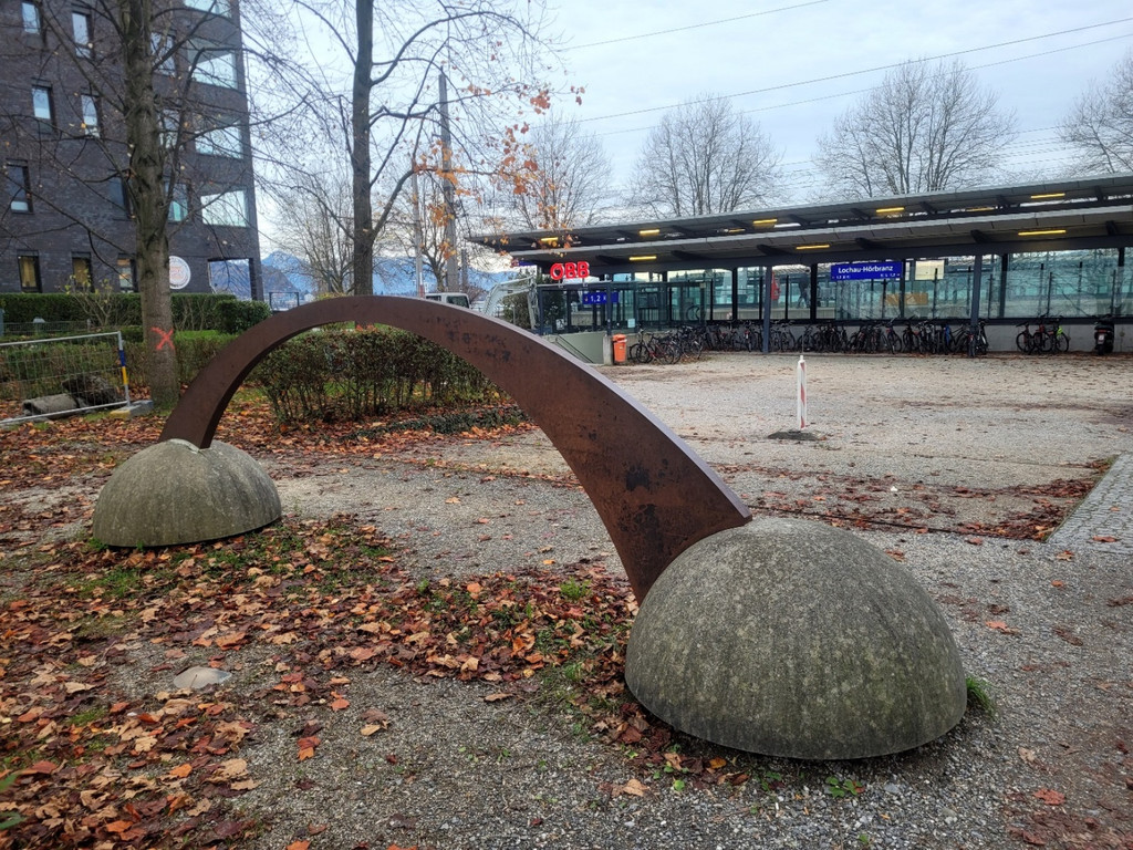 BU 4 SKULPTUR LISSY Bahnhof Lochau-H__rbranz VORPLATZ NEU November 2024.jpg