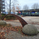 BU 4 SKULPTUR LISSY Bahnhof Lochau-H__rbranz VORPLATZ NEU November 2024.jpg