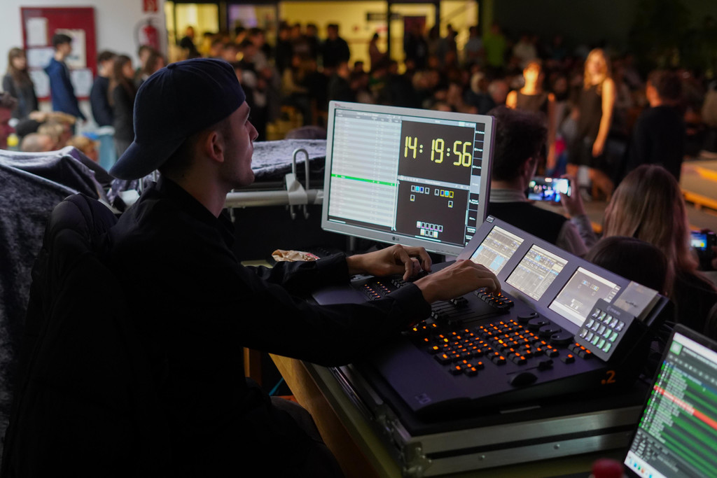 Auch die Technik der B__hnenshow wird von Sch__lern der HTL koordiniert Luca _3aWI_ Betriebsinformatik_ k__mmert sich um ein.jpg