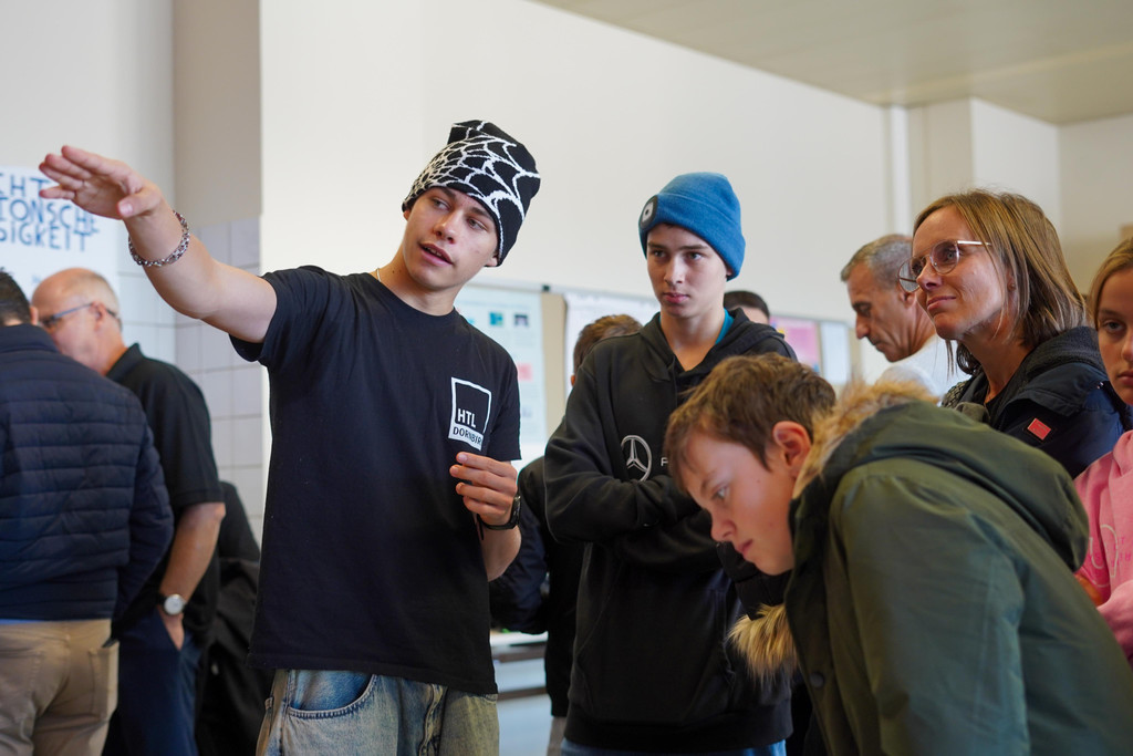 Robin und Pius _2aWI_ Betriebsinformatik_ stellen den G__sten physikalische Experimente vor.jpg