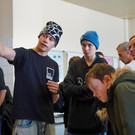 Robin und Pius _2aWI_ Betriebsinformatik_ stellen den G__sten physikalische Experimente vor.jpg