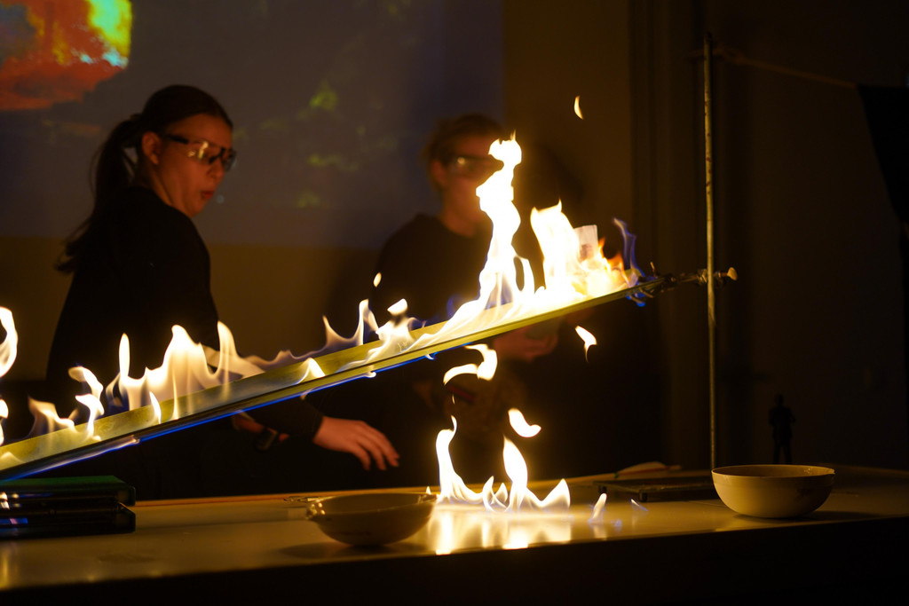 Die Chemieklassen bieten eine freurige Chemie-Zaubershow 2.jpg
