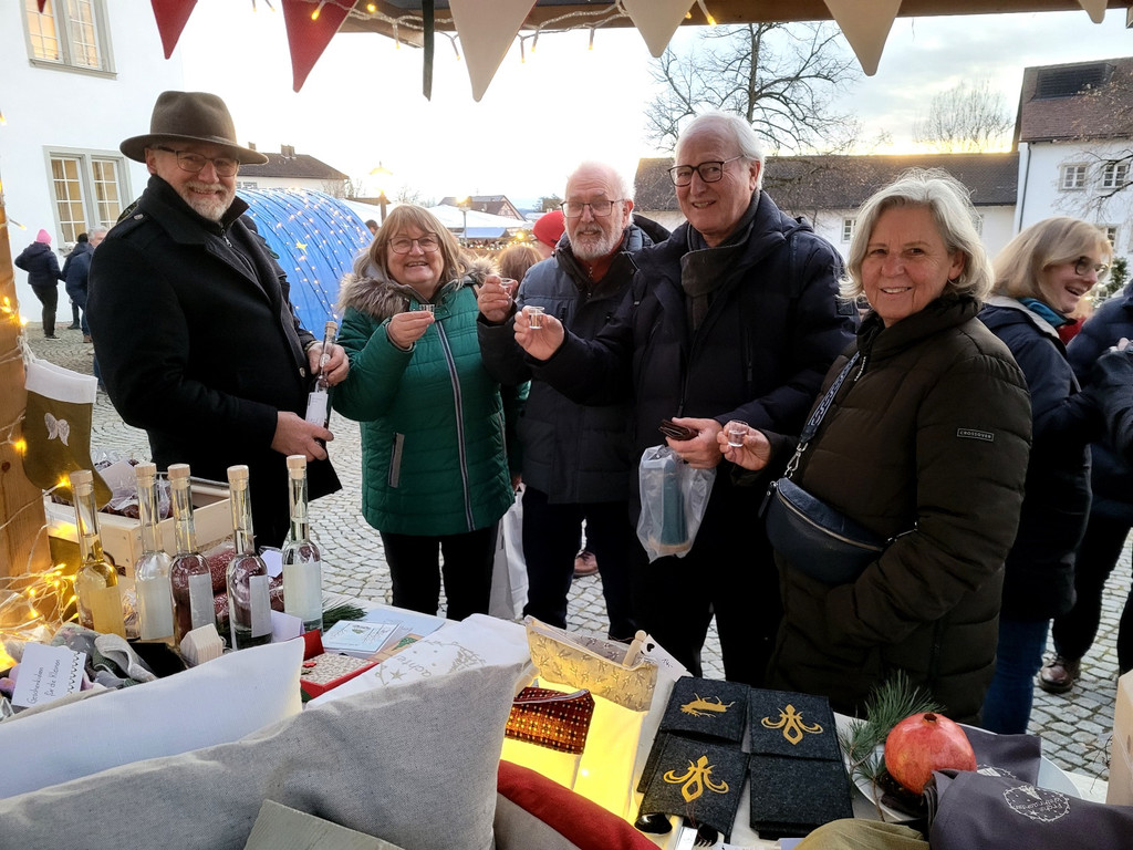 Schloss Hofen WEIHNACHTSMARKT B Besucher 15-12-2024 _26_.jpg