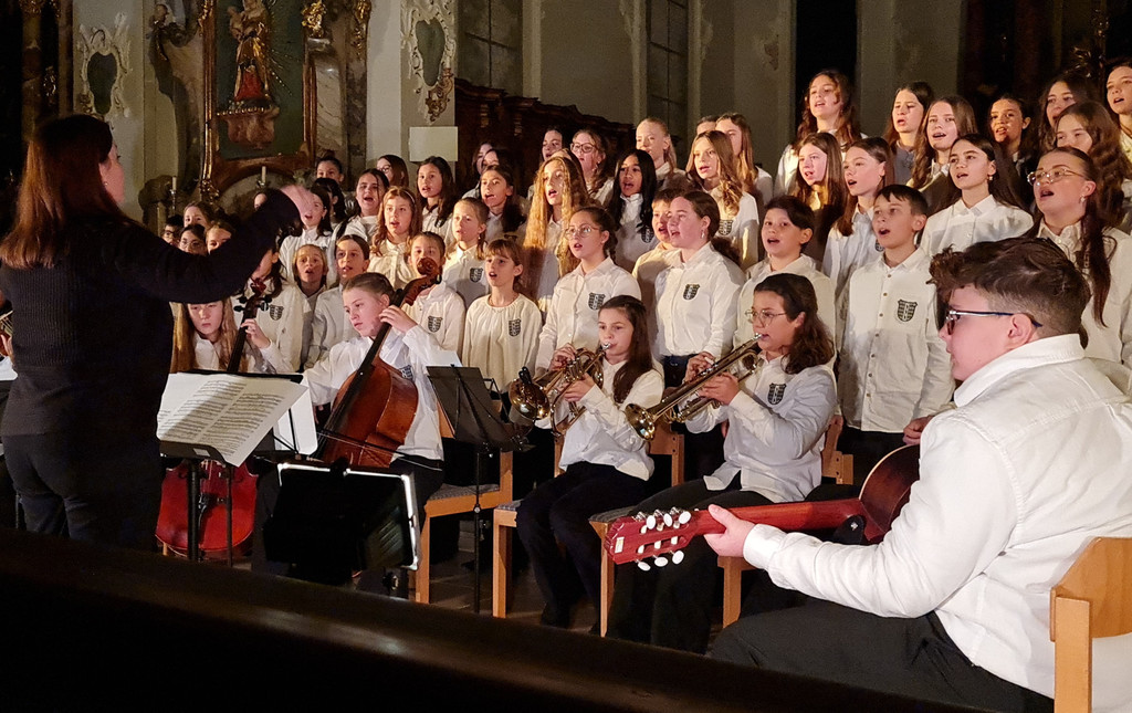 Foto 7 - Musikkoordinatorin Melanie Graber-Schmelzenbach und ihre Musiksch__ler.jpg