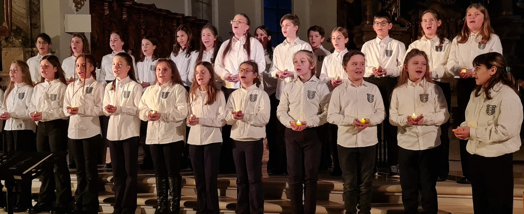 Foto 8 - Die Musiksch__ler singen ein Weihnachtslied.jpg