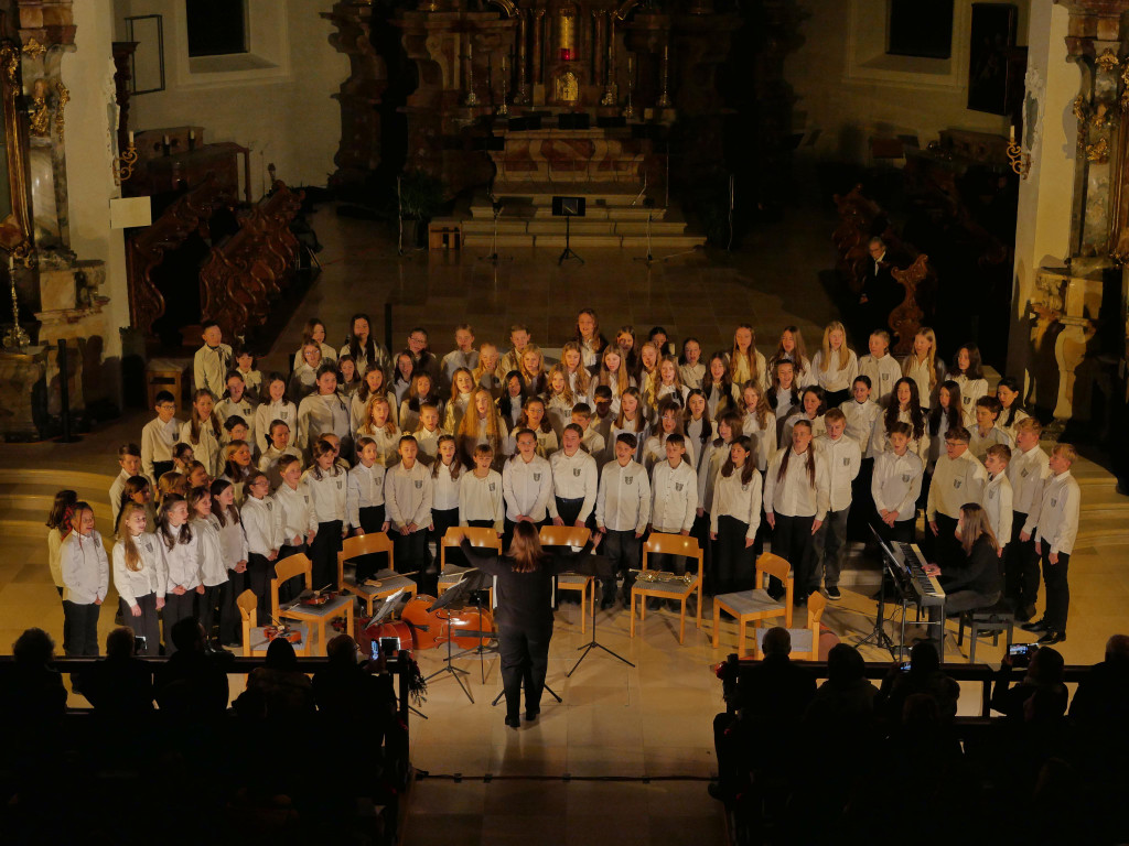 Foto 15 - Traditionelle und moderne Weihnachtslieder wurden von den Kindern gesungen.JPG