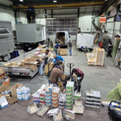 Weihnachtsgeschenke an LKW-Fahrer verteilt