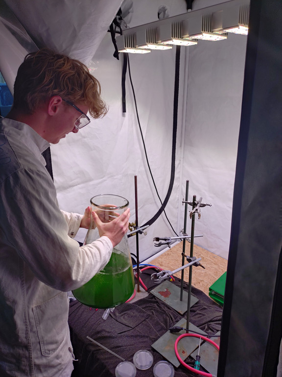 David _5aCB_ Chemieingeniere_ zeigt die Algen-Ernte.JPG