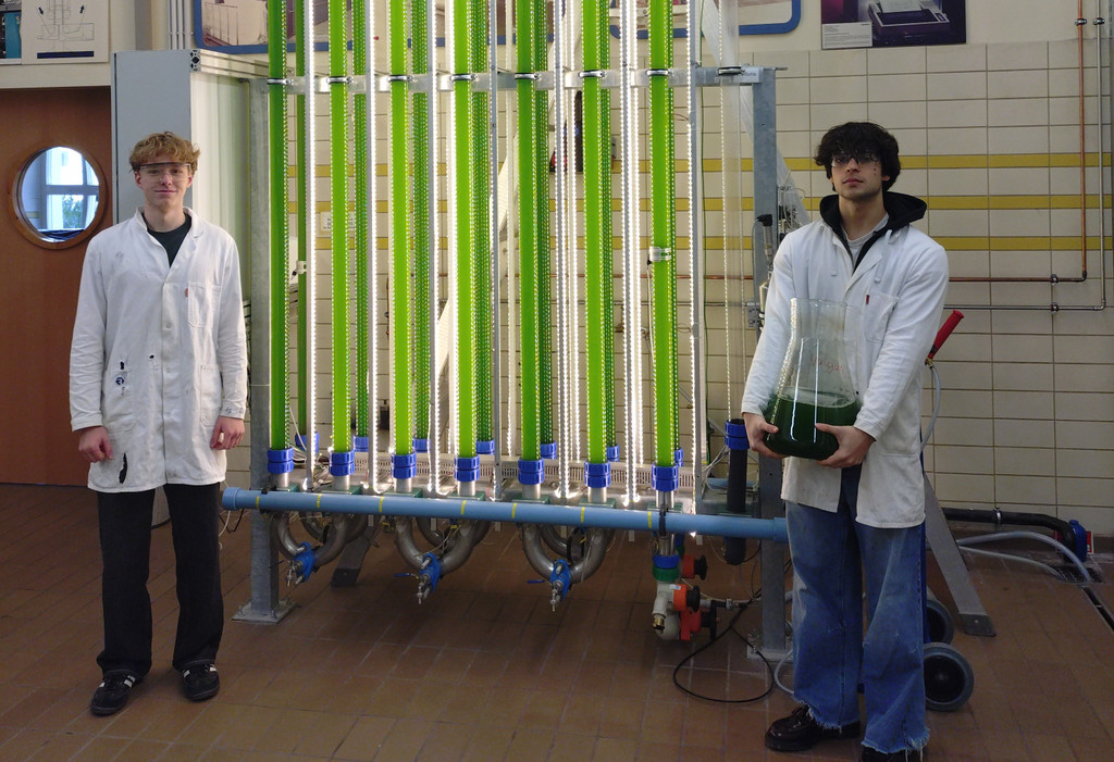 David Sieber und Marko Micic _5aCB_ Chemieingeniere_ mit dem Photobioreaktor der HTL Dornbirn - Kopie.JPG