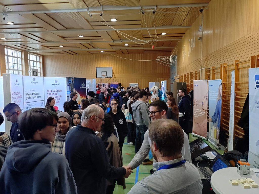 Die Jobmesse der HTL Dornbirn ist gut besucht.JPG