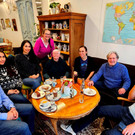Bilder vom Willkommenstreff „Neu daheim in Lochau“ im Brockenhaus-Cafe.