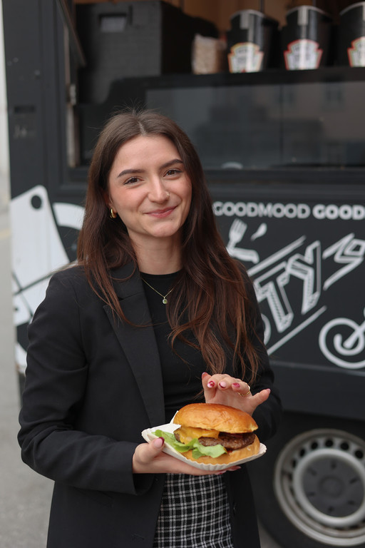 Laura Fitsch_Essen vom Foodtruck.jpg