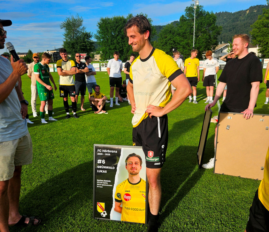 H__rbranz FUSSBALL Kampfmannschaft A ABSCHIED Trainer und Spieler 31-05-2025 _7_.jpg