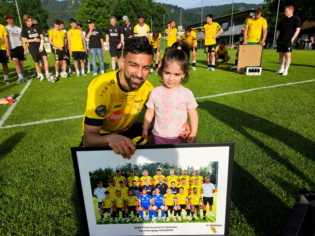 H__rbranz FUSSBALL Kampfmannschaft A ABSCHIED Trainer und Spieler 31-05-2025 _8_.jpg