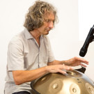 Die erfolgreichen Absolventen freuen sich über die Zeugnisse