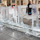 05092025 Greenpeace-Aktion -Unsere Zukunft schmilzt- mit Eisskulptur