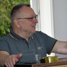 Chorleiter Peter Vonbank sorgte beim Probenwochenende f__r fokussiertes __ben garniert mit bester Unterhaltung.JPG