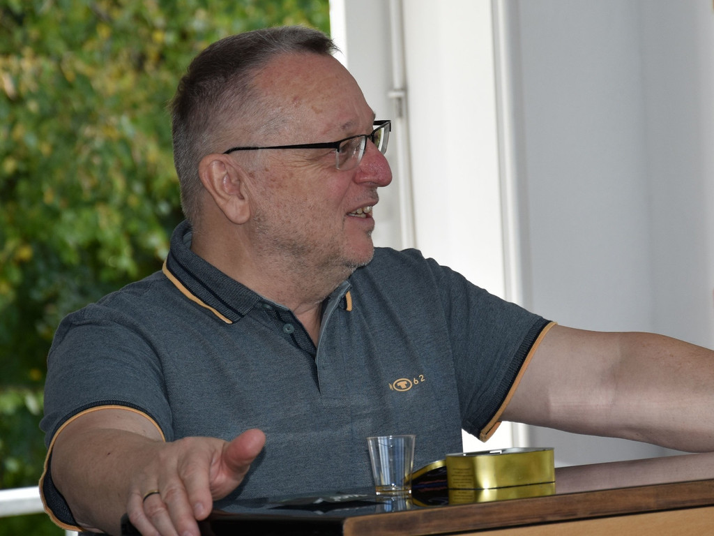 Chorleiter Peter Vonbank sorgte beim Probenwochenende f__r fokussiertes __ben garniert mit bester Unterhaltung.jpg