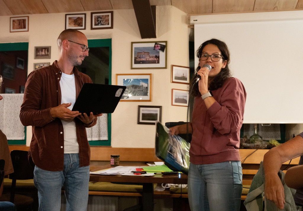 3 GR Lisa-Maria Gregotsch mit Quizmaster Stefan beim __berreichen der Preise.jpg