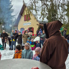 der Nikolaus mit Bescherung
