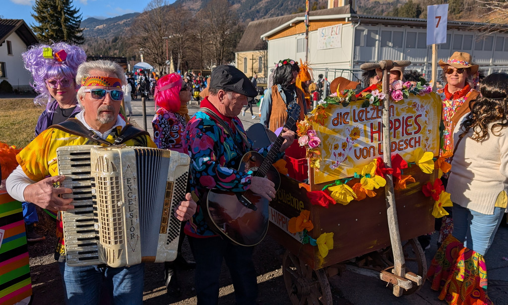 20260207_10_Fasnatumzug-Hippies.jpg