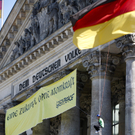 Greenpeace-Aktivisten klettern auf Berliner Reichstagsgebäude 