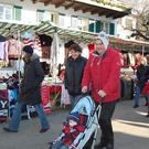 Gut besuchter Silbriga Sonntig Markt