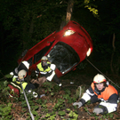 Fraxern: Auto stürzt 20 Meter in Waldstück hinab