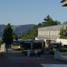 Bus beim Gemeindehaus.JPG