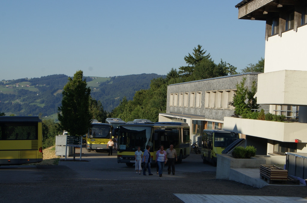 Bus beim Gemeindehaus.JPG