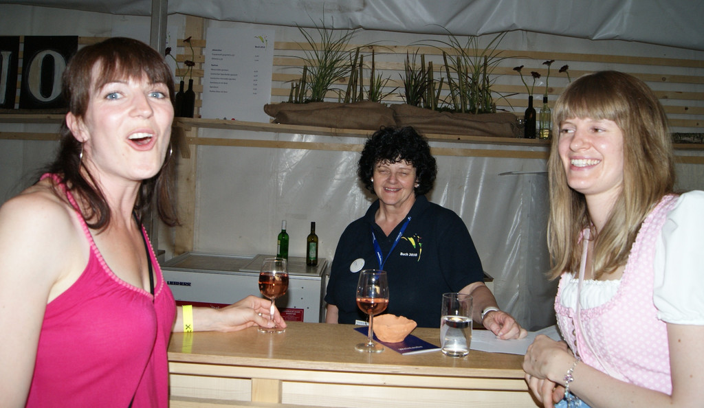 Damen in der Weinlaube.JPG
