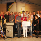 Gruppenfoto mit Scheck__bergabe.JPG