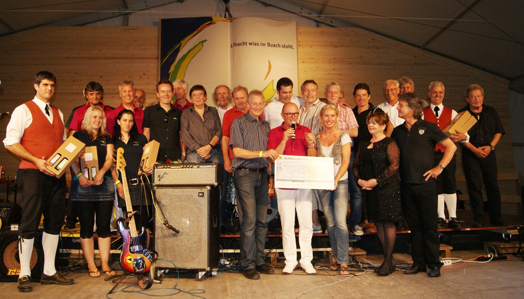 Gruppenfoto mit Scheck__bergabe.JPG
