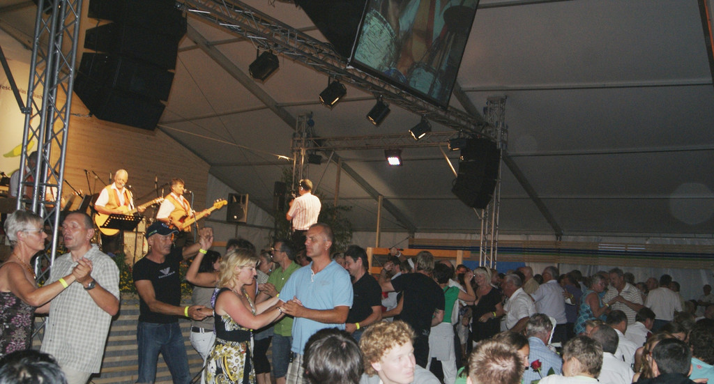 Tanz und Stimmung im Zelt.JPG