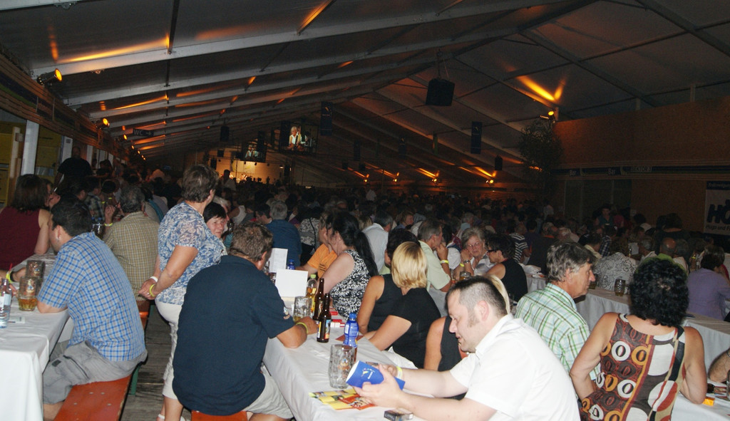 Tolle Stimmung im Zelt.JPG