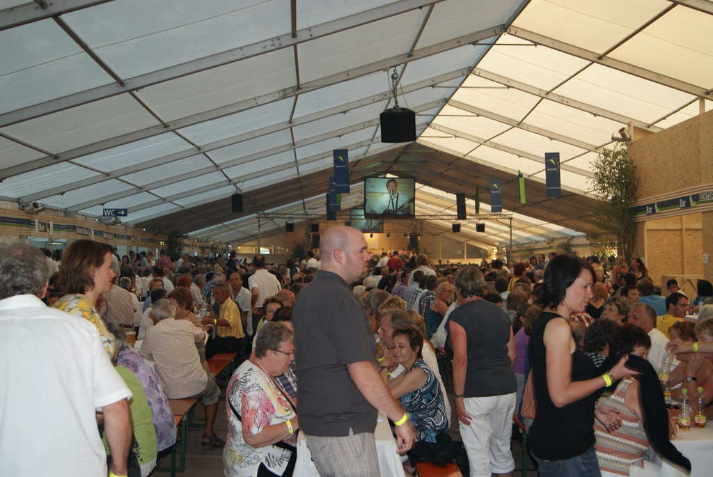 Volles Haus zum Start.JPG