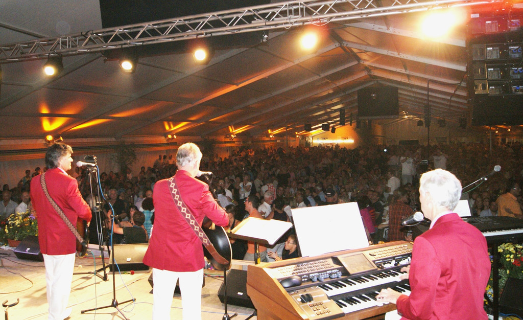 Trocaderos brachten das Zelt zum beben.JPG