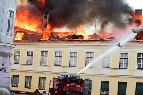 Brand - Feuer - Tivoligasse 50 - Meidling  - florian wieser _3_.jpg